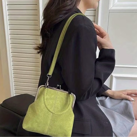 UNIQUE GREEN HANDBAG W/STRAP by Gecko - Picture 5 of 15